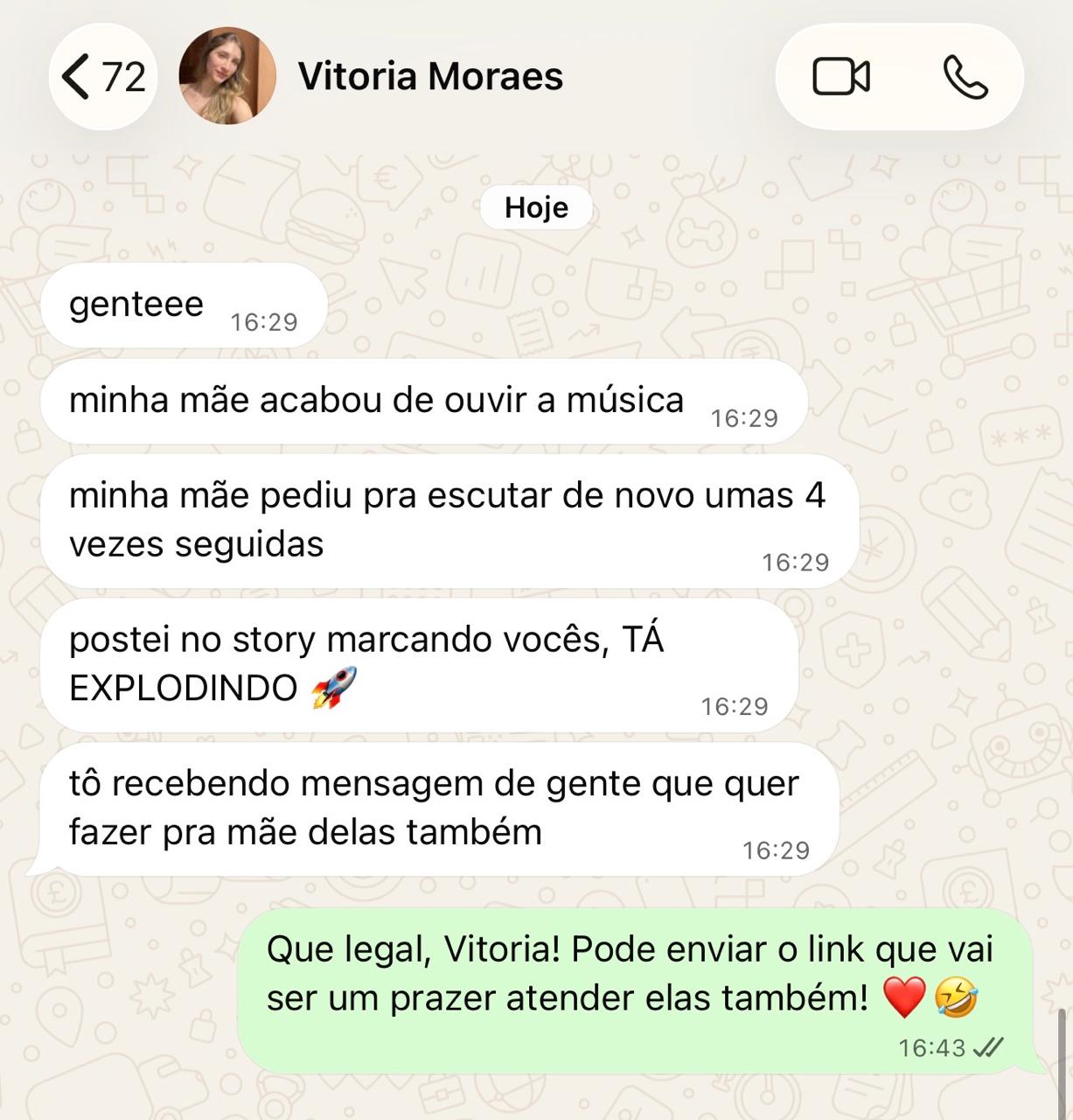 Vitória conta que a mãe ouviu a música quatro vezes seguidas